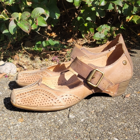 PIKOLONOS, Italian leather,  tan, buckled shoes.  Size 8/39 - Picture 4 of 7